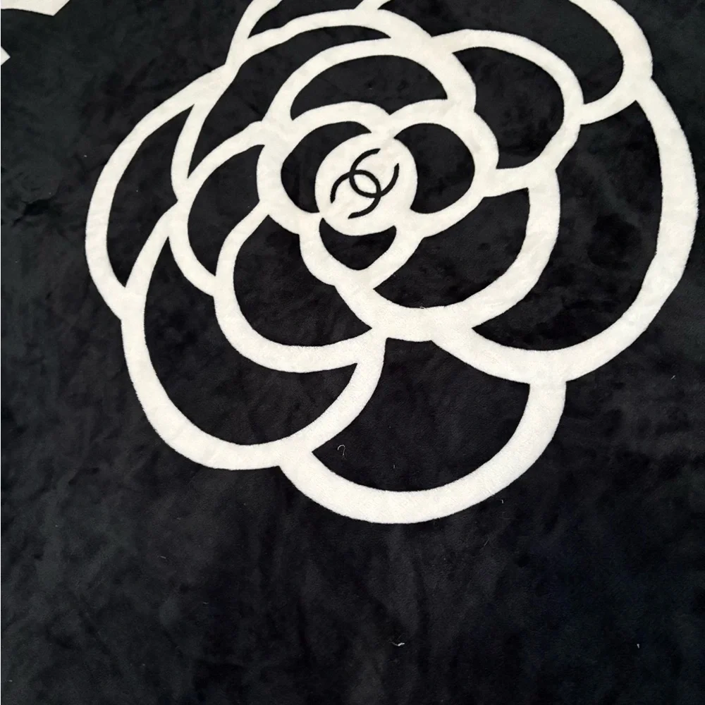 CHANEL Black and White camellia Blanket - Picture 3 of 8